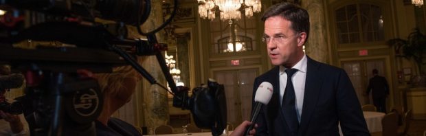 Wie is deze mysterieuze jongeling die Rutte overal vergezelt?