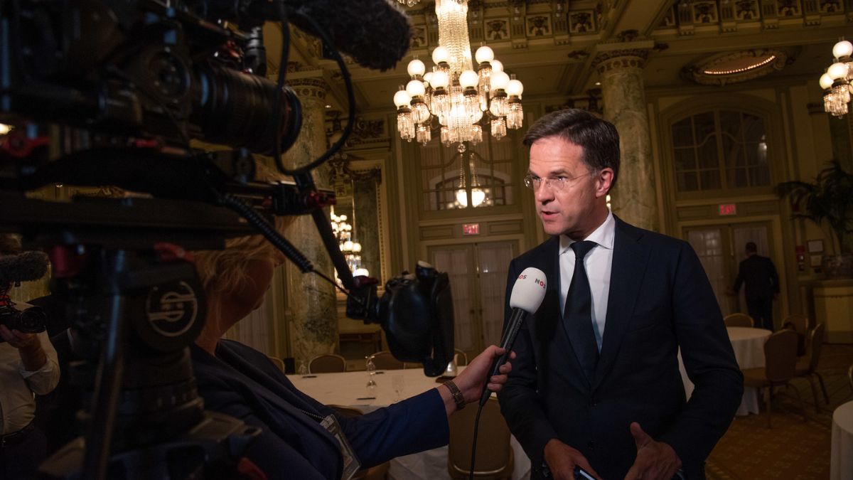 Wie is deze mysterieuze jongeling die Rutte overal vergezelt?