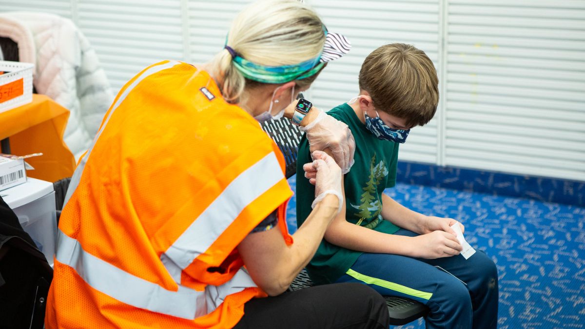 Man klaagt Pfizer aan voor 35,6 miljoen wegens vaccindood van zoon