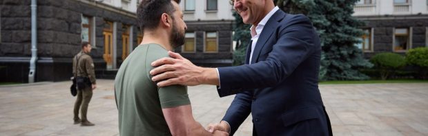 Rutte bekritiseerd om foto met Zelensky: ‘Misselijkmakend plaatje’