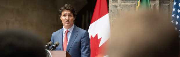Premier Trudeau haalt zijn zoveelste booster: zien jullie een naald?