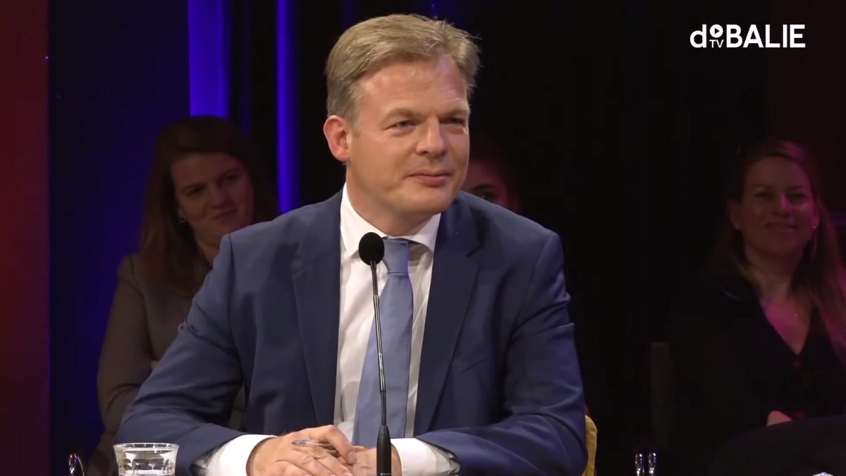 Omtzigt ontpopt zich plotseling als coronacriticus: ‘Waar was u toen wappies in elkaar werden gemept?’
