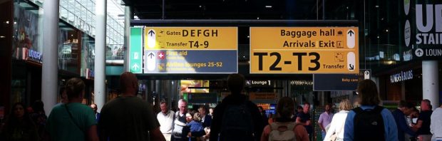 Schiphol start proef met digitale paspoortcontrole, gezichtsherkenning: ‘We onderschatten de risico’s hiervan’