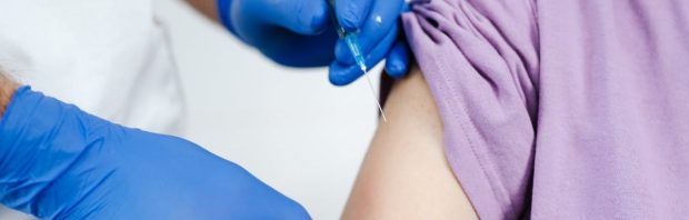 11.000 politici en leden van elite kregen vrijstelling voor coronavaccin: ‘Dit is onthutsend’