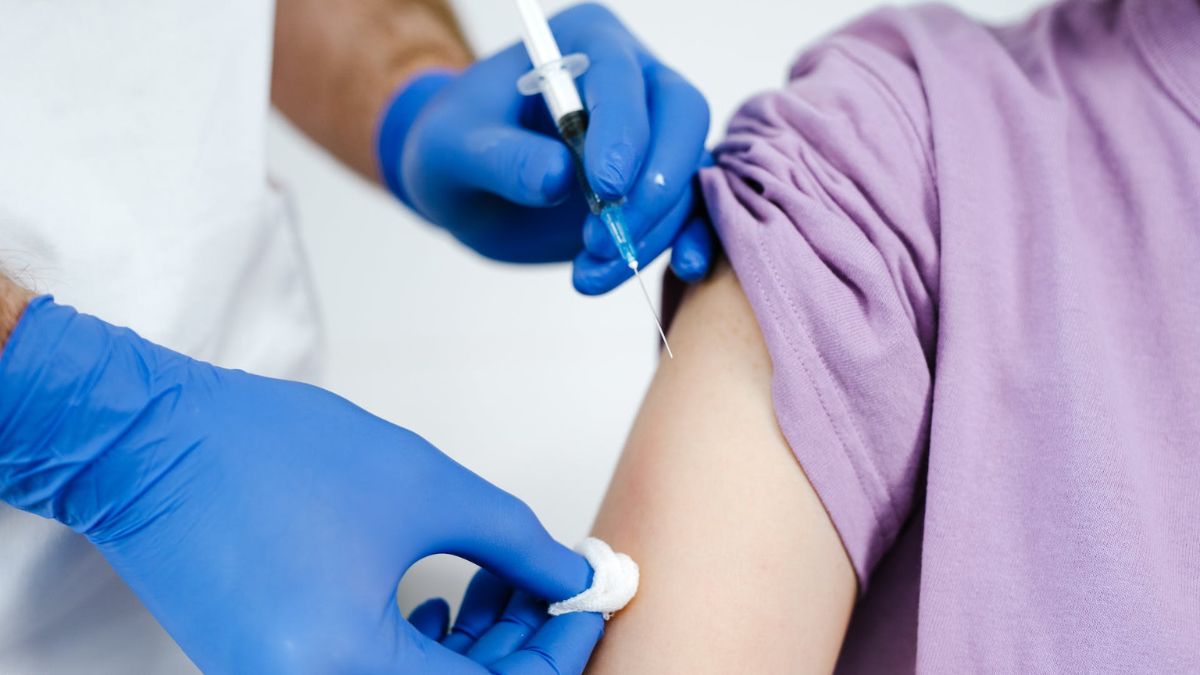 11.000 politici en leden van elite kregen vrijstelling voor coronavaccin: ‘Dit is onthutsend’