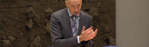 Minister Kuipers noemt mensen die niet gevaccineerd zijn ‘dom’