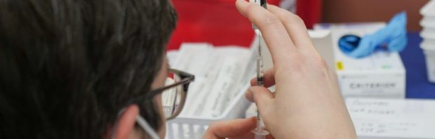 Man overlijdt 5 minuten na vaccinatie, prikcentrum in rep en roer: zo reageert het Lareb