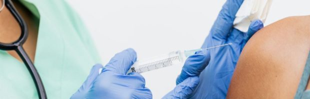 RIVM publiceert jubelrapport om succes herfstvaccinatie aan te tonen, maar ongewild is er deze nevenbevinding