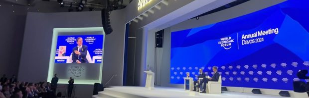 Bizar ‘satanisch’ kunstwerk gespot op het WEF in Davos