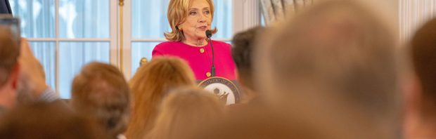 Speech van Hillary Clinton verstoord: ‘U bent een oorlogscrimineel!’