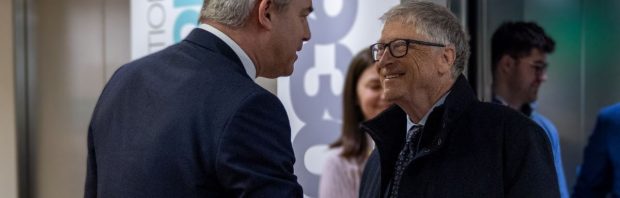 Vrouw (38) haalt ‘5G-microchip’ van Bill Gates en nu is ze dood