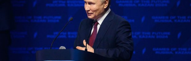 Poetin noemt Amerikaanse verkiezingen ondemocratisch: ‘De hele wereld lacht om wat daar gebeurt’