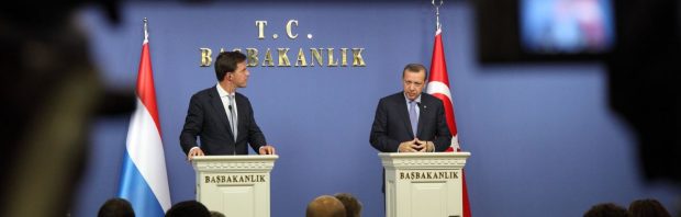 Kijk: Het ‘pijnlijke moment’ waarop Rutte president Erdogan een hand wil geven