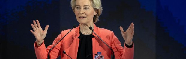 Kijk: Europarlementariër laat geen spaan heel van ‘corrupte’ Von der Leyen, maar dan wordt haar microfoon dichtgedraaid