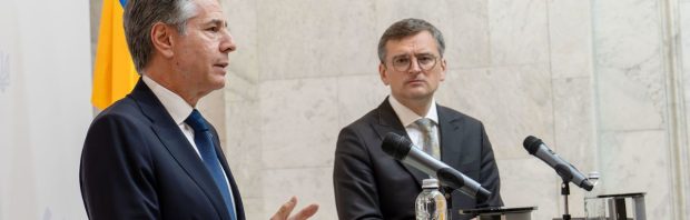 Kijk: Amerikaanse minister van Buitenlandse Zaken dineert in nazi-restaurant in Oekraïne