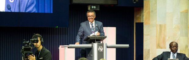 Wat je moet weten over WHO-baas Tedros, die het pandemieverdrag door onze strot wil duwen