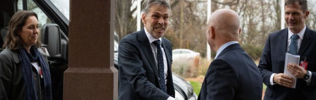 Forse kritiek op premier Schoof: ‘Hoe ver ben je van het pad af als je je kerstboodschap voor een tank uitspreekt?’