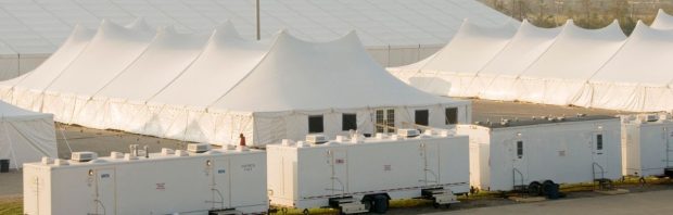 In alle 50 Amerikaanse staten worden reusachtige detentiecentra gebouwd, maar voor wie zijn ze bedoeld?