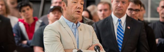 Kevin Spacey geeft toe dat hij in het vliegtuig zat met Epstein, Clinton en een groep ‘jonge meisjes’