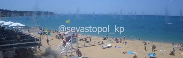 Schokkende nieuwe video laat zien hoe bommetjes neerdalen op Russische strandgangers