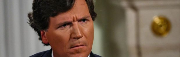 Pijnlijk: Tucker Carlson laat geen spaan heel van journalist die hem beschuldigt van verspreiden omvolkingstheorie