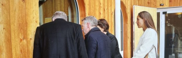 Kijk: Wybren van Haga en advocaat Meike Terhorst proberen brief te overhandigen aan WHO-baas Tedros