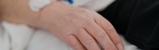 Deze spoedarts behandelt ELKE dienst slachtoffers van het ‘nepvaccin’ en deelt beelden