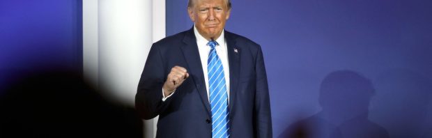 Kijk: Moordpoging op Trump tijdens campagnebijeenkomst, gezicht bebloed