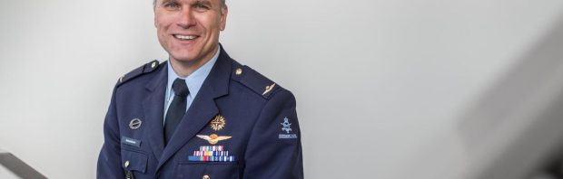Topmilitairen bereiden Nederland voor op oorlog: ‘Kijk ze lachen, ze hebben er zin in’