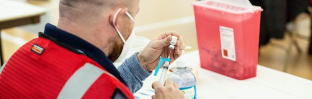 Het RIVM haalt een belangrijke zin weg uit de tekst over de coronaprik