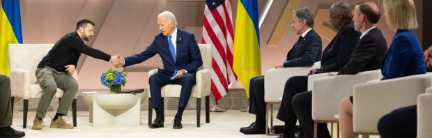 Professor legt hier in duidelijke bewoordingen uit hoe de VS en NAVO ons in oorlog hebben gebracht met Rusland