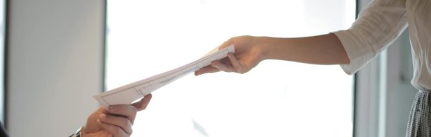 Hoe de overheid massaal (corona)documenten geheim houdt, dwangsommen ten spijt