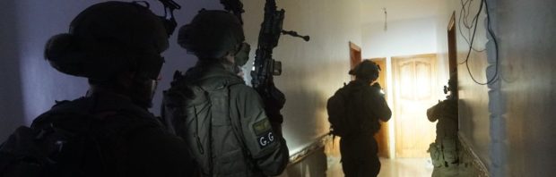 Waarom stuurt Israël koffers met honderden miljoenen naar de ‘bloeddorstige barbaren’ van Hamas?