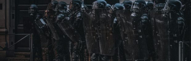 Ze willen nu de politie inzetten tegen ‘anti-vaxxers’