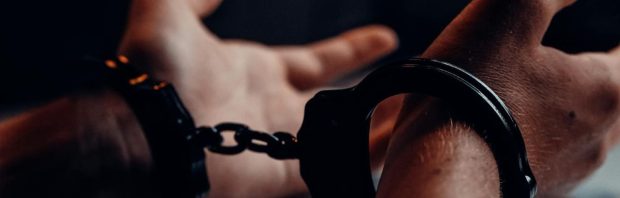 Kijk: Politie arresteert man wegens ‘beledigende’ berichten op Facebook