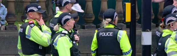 Britse influencer slaat alarm: ‘De overheid geeft nieuwe immigranten GEWEREN om burgeroorlog uit te lokken’