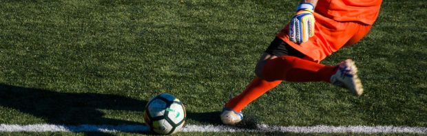 Profvoetballer (27) stort na hartstilstand in elkaar op het veld en overlijdt enkele dagen later