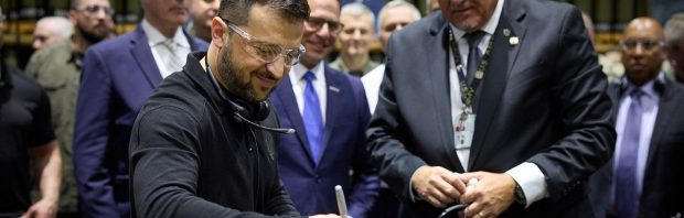 ‘Ik heb een zeer goede relatie met Poetin’: Zichtbare irritatie bij Zelensky tijdens ontmoeting met Trump