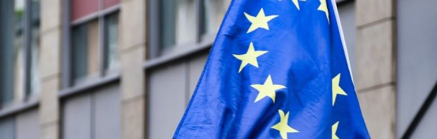 Zo ziet ‘democratie’ in EU-parlement eruit: draai microfoon politicus dicht en lees hem de les over vrije meningsuiting