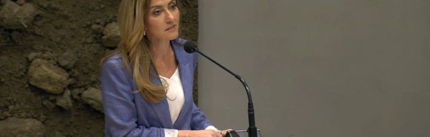 Kijk: VVD-leider Yesilgöz factcheckt zichzelf en dat loopt niet goed af