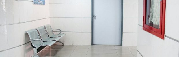 Vrouw werd in coronatijd gearresteerd omdat ze in een leeg ziekenhuis filmde, recentelijk haalde ze haar gelijk