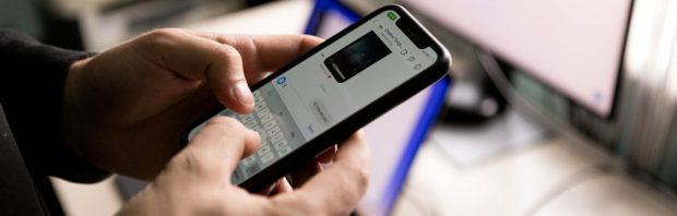 Europese Commissie wil op jouw telefoon een spion laten installeren: ‘Luister en huiver’