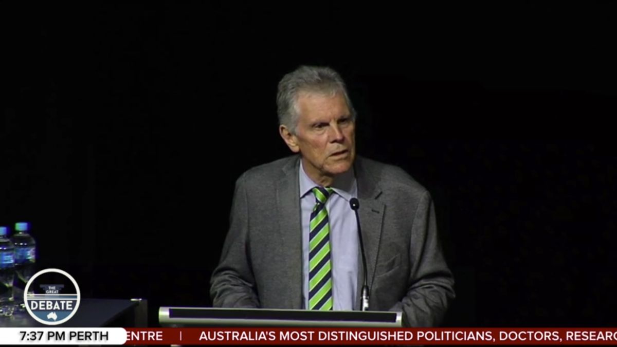 Kijk: Professor barst in tranen uit als hij vertelt over het kwaad dat gevaccineerden is aangedaan