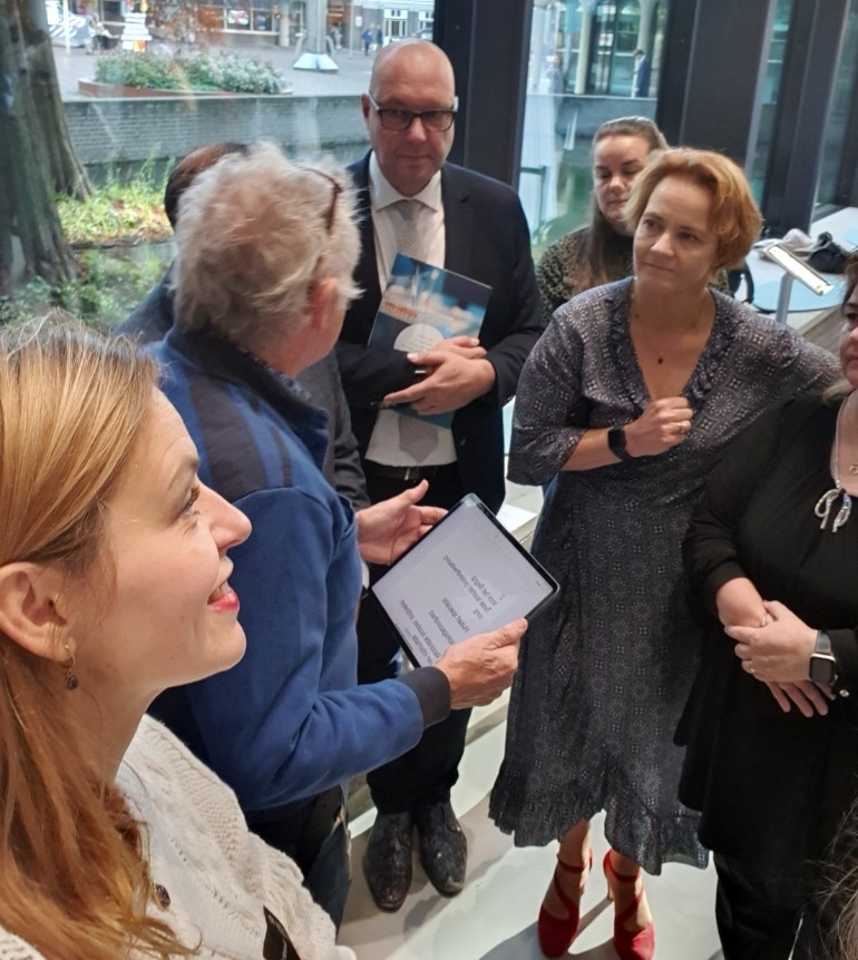 Overhandiging vaccin-petitie aan Tweede Kamer leidt tot bizarre situatie: 'Ik kon mijn oren niet geloven' 2 over