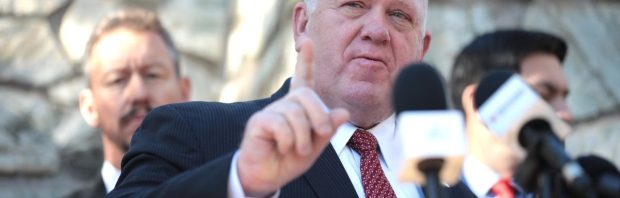 Trumps ‘grens-tsaar’ wil 300.000 vermiste kinderen redden: ‘Sommigen van hen zijn bij pedofielen’