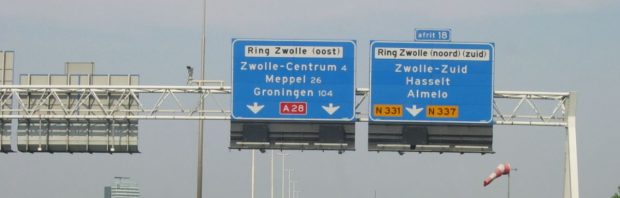 ‘Vol = vol het is genoeg!’ en ‘oorlog = waanzin’: deze en andere teksten staan op de geluidswal naast de A28 bij Zwolle