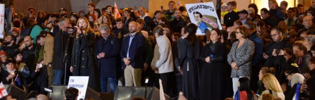 Veel mensen die meedoen aan de pro-Europese protesten in Georgië komen niet uit Georgië: ‘Wat gebeurt hier?’