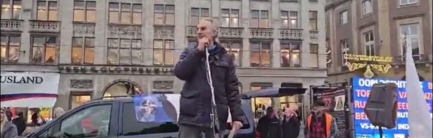 Kijk: Mordechaï Krispijn leest verboden speech van David Icke voor, maar dan draait de politie zijn microfoon DICHT