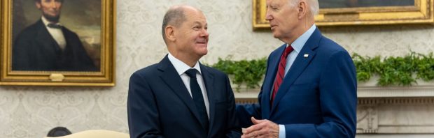 ‘Voordat in Duitsland een bondskanselier beëdigd wordt, moet hij een papier ondertekenen van de bezettingsmacht’