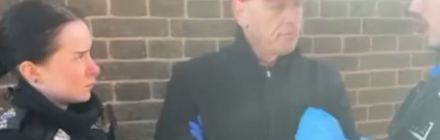 Voormalig onderstaatssecretaris van Defensie gepakt door pedojagers: ‘Wat een creep’